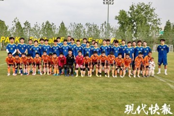 PG电子官方入口-苏超南京队举行公开训练：吸引近百名市民围观，还和小学生来了一场热身赛
