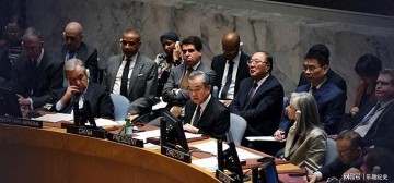 PG电子官方入口-“外交男神”王毅年轻旧照，与妻子罕见同框，岳父曾是周总理秘书